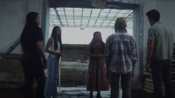 Frame Le High Flare Jeans porté par Mary Campbell (Meg Donnelly) comme on le voit dans The Winchesters (S01E05)