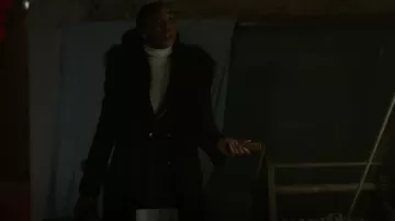Zara Blazer contrasté porté par Tatiana Vogel (Anita-Joy Uwajeh) vu dans Vampire Academy (S01E10)