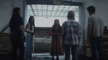Levi's Flared 70s Jeans usados por Latika Desai (Nida Khurshid) como se ve en The Winchesters (S01E05)