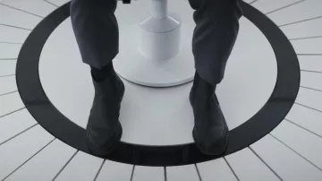 Bottes chelsea en cuir noir portées par Syril Karn (Kyle Soller) dans la série télévisée Star Wars: Andor (S01E08)