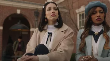 Rebecca Taylor Pull en Alpaga avec nœud amovible en ivoire porté par Luna La (Zión Moreno) comme on le voit dans Gossip Girl (S02E01)