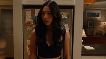 Reiss Marion Cropped Woven Top usado por Nicky Shen (Olivia Liang) como se ve en Kung Fu (S02E08)