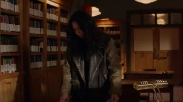 We The Free Dirty Deeds Chaqueta usada por Nicky Shen (Olivia Liang) como se ve en Kung Fu (S03E08)