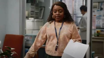 Old Navy Vin­tage Sweat­shirt worn by Janine Teagues (Quinta Brunson) as seen in Abbott Elementary (S01E12)
