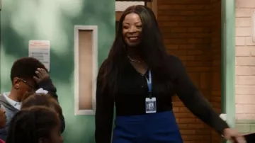 Madewell Rec­tan­gu­lar Chain Neck­lace Gift Box worn by Ava Coleman (Janelle James) as seen in Abbott Elementary (S01E13)