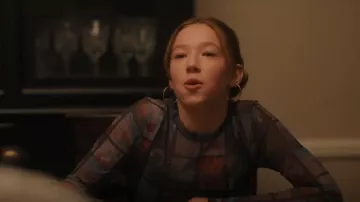 Topshop Grid Image Mesh Long Sleeve Top usado por Sandra (Elizabeth Allen-Dick) como se ve en The Santa Clauses (S01E04)