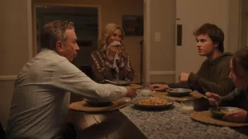 Veronica Beard Elaine Tie Neck Top porté par Carol Calvin (Elizabeth Mitchell) comme on le voit dans The Santa Clauses (S01E04)