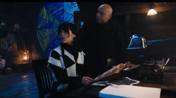 Chaleco de punto a cuadros en blanco y negro usado por Wednesday Addams (Jenna Ortega) en el programa de televisión del miércoles (Temporada 1 Episodio 7)