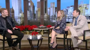Gianvito Rossi Pointy Toe Pump usado por Kelly Ripa como se ve en LIVE with Kelly and Ryan el 30 de noviembre de 2022