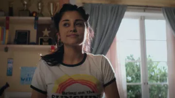 Forever 21 Bring On The Sunshine Ringer Tee porté par Yolanda Montez (Yvette Monreal) vu dans Stargirl de DC (S01E04)