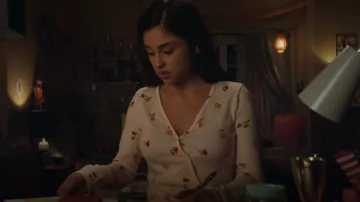 Forever 21 Floral Wrap Top porté par Yolanda Montez (Yvette Monreal) vu dans Stargirl de DC (S01E04)