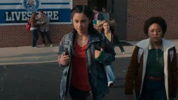 Veste en denim Forever 21 Acid Wash Southwestern portée par Yolanda Montez (Yvette Monreal) vue dans Stargirl de DC (S01E06)