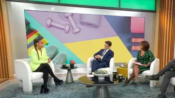 Nous avons porté quelle jupe Blazer en vert vif portée par Robin Arzon comme vu dans CBS Mornings le 1er décembre 2022
