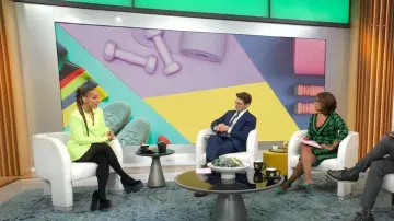 Nous avons porté quelle jupe Blazer en vert vif portée par Robin Arzon comme vu dans CBS Mornings le 1er décembre 2022