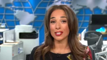 Robe fourreau imprimée rose cache portée par Michelle Miller vue dans CBS Mornings le 1er décembre 2022