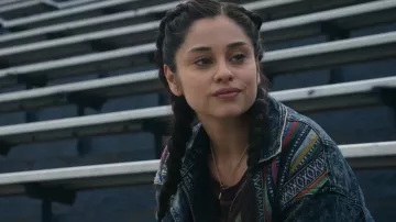 Veste en denim Forever 21 Acid Wash Southwestern portée par Yolanda Montez (Yvette Monreal) dans Stargirl de DC (S01E13)
