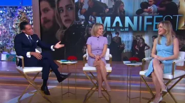 Jona Simkhai Ava Robe midi portée par Melissa Roxburgh vue dans Good Morning America le 2 décembre 2022