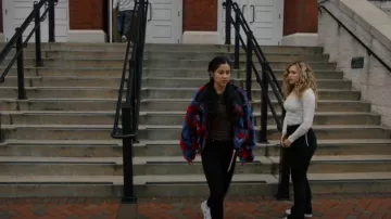 Aries Fleece Zip Through Multi usado por Yolanda Montez (Yvette Monreal) como se ve en Stargirl de DC (S02E12)