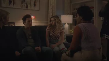 Forever 21 Checkered Happy Face Graphic Tee porté par Courtney Whitmore (Brec Bassinger) comme on le voit dans Stargirl de DC (S03E12)