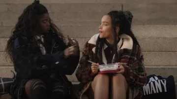 Something Navy Faux Fur Plaid Coat porté par Zoya Lott (Whitney Peak) comme on le voit dans Gossip Girl (S02E01)