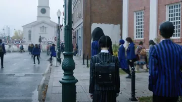 La mochila Cambridge Satchel Co. usada por Wednesday Addams (Jenna Ortega) en la serie Wednesday (Temporada 1 Episodio 3)