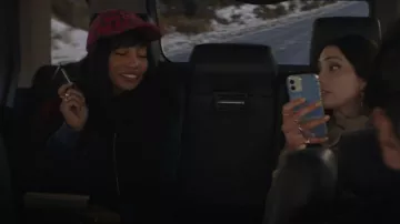 Casquette de baseball Saint Laurent Casquette en tweed rouge portée par Monet de Haan (Savannah Lee Smith) comme on le voit dans Gossip Girl (S02E01)