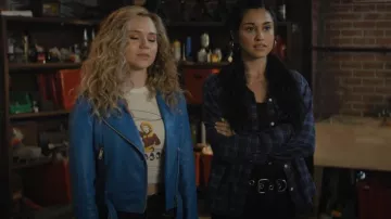 Levi's Blue Leather Biker Jacket usada por Courtney Whitmore (Brec Bassinger) como se ve en Stargirl de DC (S02E02)