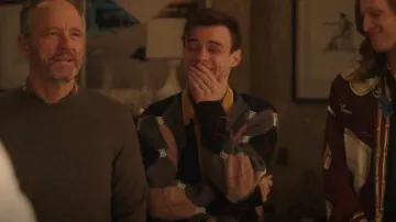Burberry Ackerman Argyle Cardigan usado por Max Wolfe (Thomas Doherty) como se ve en Gossip Girl (S02E02)