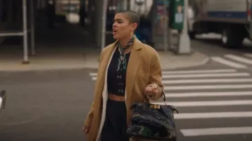 Sac Fendi Peekaboo en marbre porté par Julien Calloway (Jordan Alexander) vu dans Gossip Girl (S02E02)