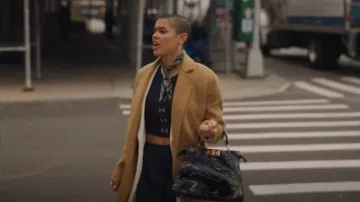 Joseph Cenda Wool-blend Wrap Coat - Camel porté par Julien Calloway (Jordan Alexander) comme vu dans Gossip Girl (S02E02)