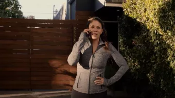 Lululemon Define Veste portée par le chef des pompiers Natasha Ross (Merle Dandridge) comme on le voit à la station 19 (S05E13)