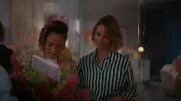 Chemise en soie imprimée Prada portée par Alice Pieszecki (Leisha Hailey) comme on le voit dans The L Word: Generation Q (S03E03)