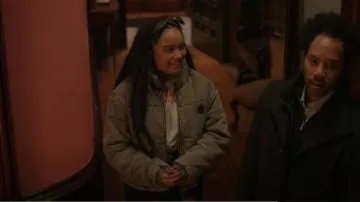 BDG Ash Grey Denim Puffer Jacket usada por Zoya Lott (Whitney Peak) como se ve en Gossip Girl (S02E02)
