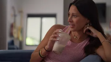 BuffBunny Rosa Sports Bra Bossy Pink usado por Cara Geswelli como se ve en Siesta Key (S05E05)