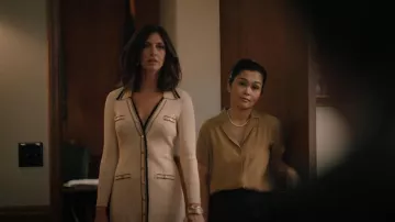 Sandro Alexandrine Robe Midi en tricot côtelé portée par le gouverneur Lynelle Perry (Wendy Moniz) vue à Yellowstone (S05E05)