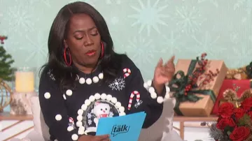 Forever 21 Snow Globe Christmas Sweater porté par Sheryl Underwood tel que vu dans The Talk le 1er décembre 2022