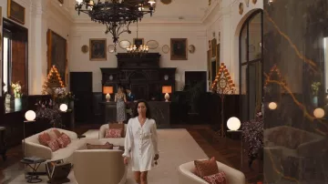 Sandro Lylie Vestido usado por Harper Spiller (Aubrey Plaza) como se ve en The White Lotus (S02E06)