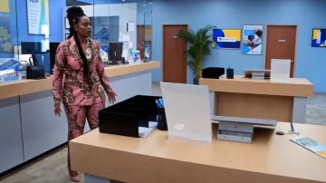 Pantalones Scotch & Soda Lowry Slim-Fit Print usados por Sabrina Hollins (Novi Brown) como se ve en Tyler Perry's Sistas (S03E12)