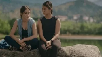 Chaussures de sport Adidas Torsion TRDC portées par Ava (Alba Baptista) dans la garde-robe de la série télévisée Warrior Nun (saison 2 épisode 1)