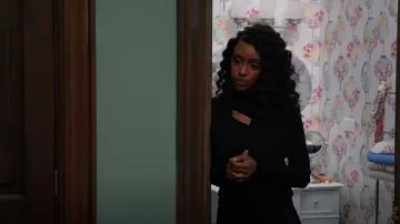 Suéter de cuello simulado recortado de santuario usado por Karen Mott (Obsidiana de ébano) como se ve en Sistas de Tyler Perry (S03E19)