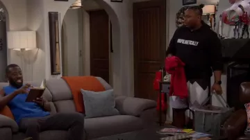 Puma Scholarship Basketball Shorts usados por Marty Butler (Marcel Spears) como se ve en The Neighborhood (S05E09)