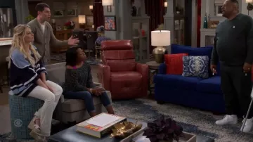 Sandalias Castañer Bluma Wedge usadas por Gemma Johnson (Beth Behrs) como se ve en The Neighborhood (S05E09)