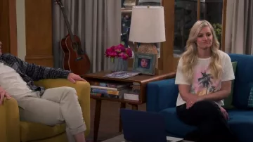 Grayson Threads Black Sunset Graphic-Print Tee usada por Gemma Johnson (Beth Behrs) como se ve en The Neighborhood (S05E09)