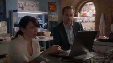 Ganni Short Sleeve Top en Garza usada por Delilah Fielding (Margo Harshman) como se ve en NCIS (S20E09)