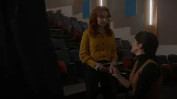 Anthropologie Maeve Cable-Knit Puff-Sleeve Cardigan Sweater usado por Emily Fornell (Juliette Angelo) como se ve en NCIS (S20E09)