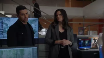 Chaqueta de camionero con cremallera Reiss Peridoe usada por Nick Torres (Wilmer Valderrama) como se ve en NCIS (S20E09)