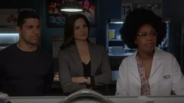 Theory Boyfriend Jacket porté par Jessica Knight (Katrina Law) vu dans NCIS (S20E09)