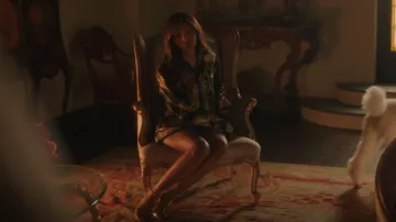 Versace La Coupe Des Deaux Silk Pajama Set porté par Monet de Haan (Savannah Lee Smith) vu dans Gossip Girl (S02E01)