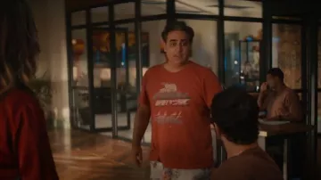 Sol Angeles Breezway Palms Camiseta usada por Ernie Malik (Jason Antoon) vista en NCIS: Hawai'i (S02E09)