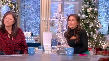 Elie Tahari Mock Turtleneck Cut Out Top usado por Alyssa Farah como se ve en The View el 6 de diciembre de 2022